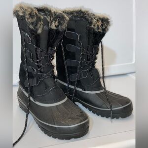 Khombu Women's Black and Gray Winter Boots